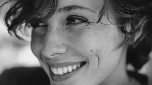 una persona sonriente 3